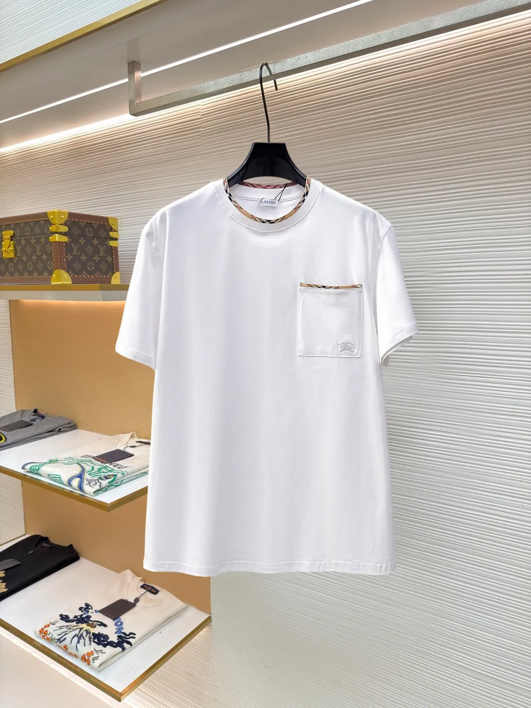 BURBERRY New Arrival short-sleeved T-shirt, complete with three labels, original fabric, original customized accessories, official Same Style, using 230 grams of special slippery double-ply fabric, customized vat-dyed fabric, very comfortable and smooth to the touch, very wide and stylish, produced by a first-line brand on behalf of Factory, the collar rib is woven with imported yarn, does not deform after long-term wear, the most New Arrival style in spring and summer, fashionable and individual, super Versatile and good-looking Very suitable for both men and women. A must-have item for everyone. Size: S-XXL